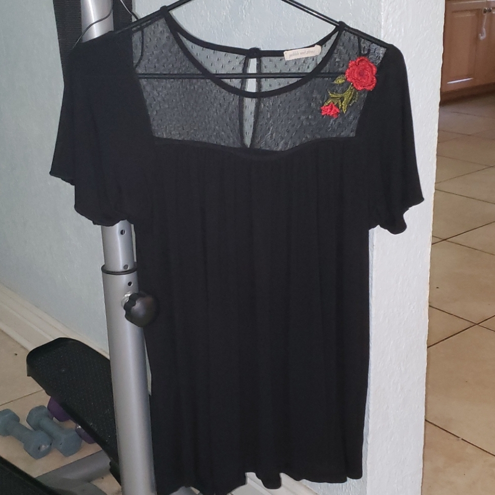 Pebble and stone brand top black flower red roses